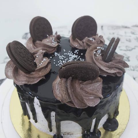 Oreo drip cake